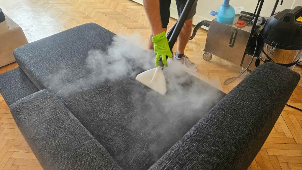 in timpul curatarii cu aburi a unei canapele la client
