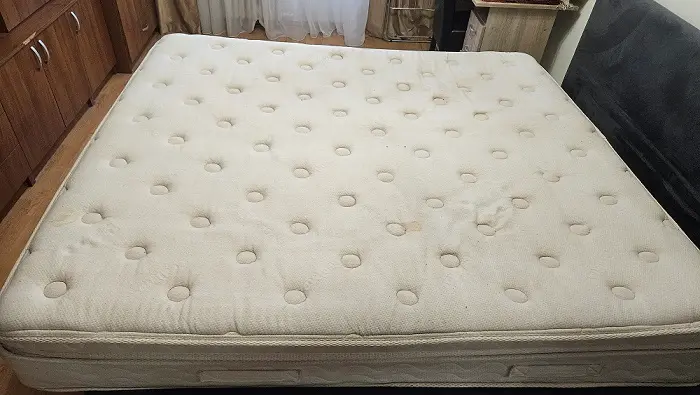 saltea murdară înainte de curățare profesională Oradea pete și bacterii