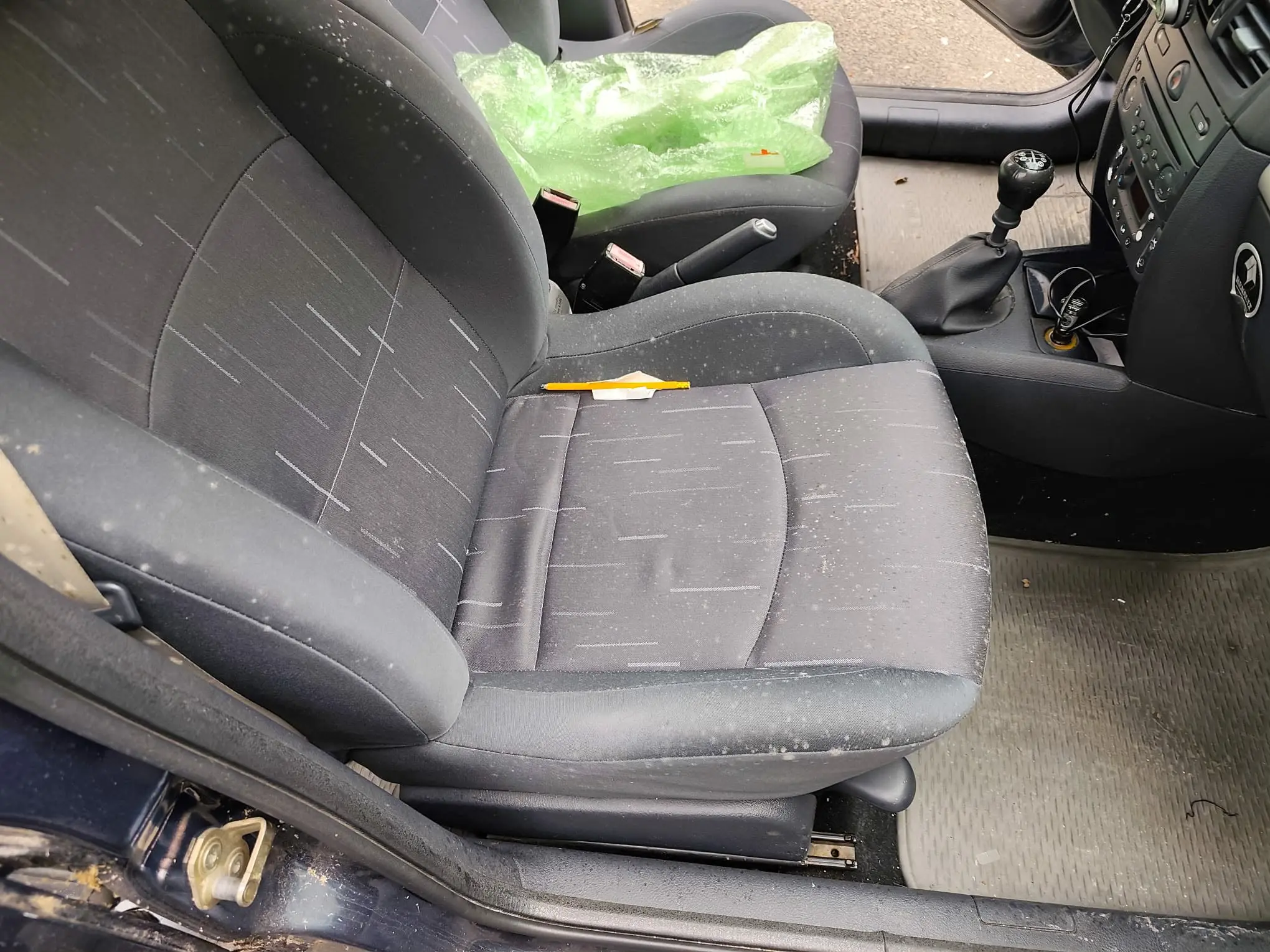 scaun auto murdar înainte de curățare Oradea pete și murdărie acumulată
