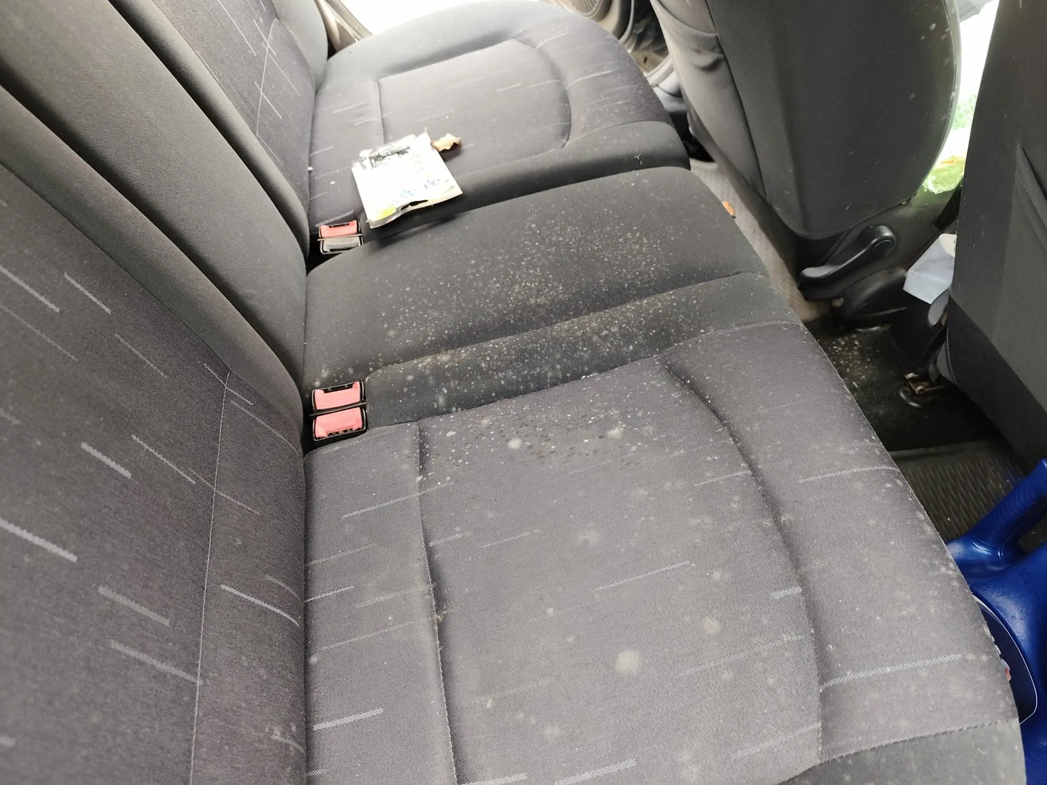 detaliu tapiterie auto murdară Oradea pete și bacterii înainte de curățare