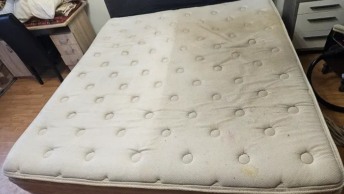 saltea foarte murdară înainte de curățare profesională Oradea pete adânci și bacterii