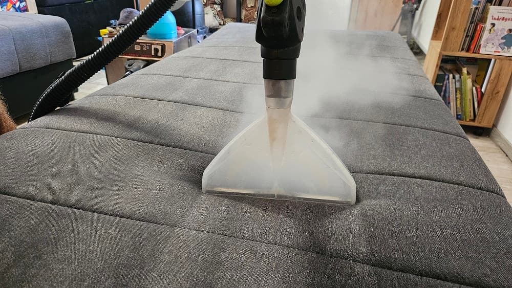 Curatare si igienizare canapea cu aburi si injectie extractie in Oradea