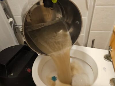 Apa-Murdara-Extrasa-Din-Canapea-Dovada-Curatarii-Profesionale-Oradea-CleanSpot Apa murdară extrasă din canapea în timpul procesului de curățare profesională realizat de CleanSpot Oradea.