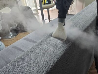 Curatare-Spatar-Canapea-Oradea-Eliminare-Bacterii-si-Acarieni-CleanSpot Proces de curățare profesională a spătarului canapelei prin extracție și igienizare realizat de CleanSpot Oradea.