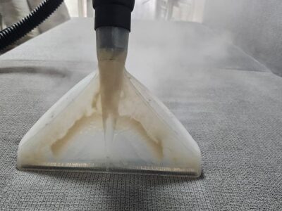 Extractie-Murdarie-Canapea-Oradea-Proces-Curatare-Profesionala-CleanSpot Extracția murdăriei din tapițeria canapelei în timpul procesului de curățare profesională în Oradea.