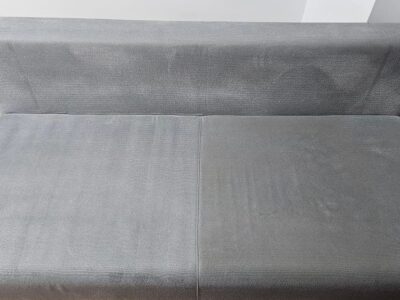 Spalare-Canapea-Oradea-Canapea-Murdara-Inainte-de-Igienizare-CleanSpot-Oradea Canapea cu urme de utilizare și murdărie înainte de curățarea profesională realizată de CleanSpot Oradea.