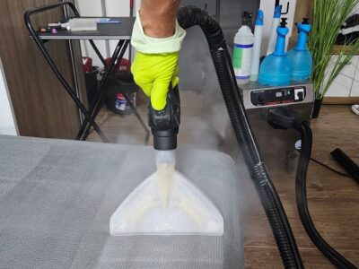Spalare-Profesionala-Canapea-Oradea-Echipament-Profesional-CleanSpot Proces profesional de spălare canapea prin extracție realizat la domiciliu în Oradea.