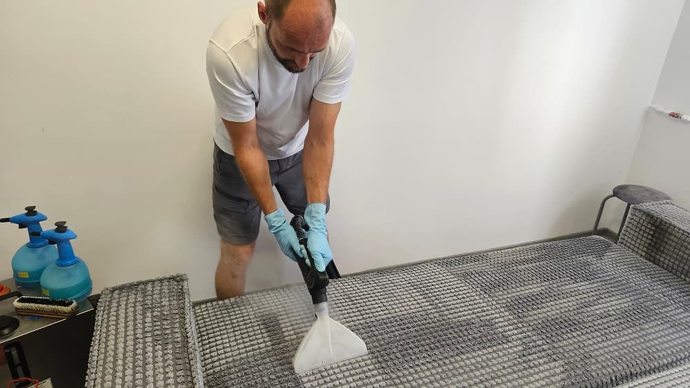 Curățare profesională canapea textilă cu injecție-extracție în Oradea realizată de CleanSpot pentru eliminarea petelor, mirosurilor și bacteriilor.