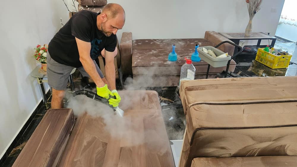 Neutralizare miros urină și igienizare canapea textilă în Oradea realizată de CleanSpot cu aburi profesionali