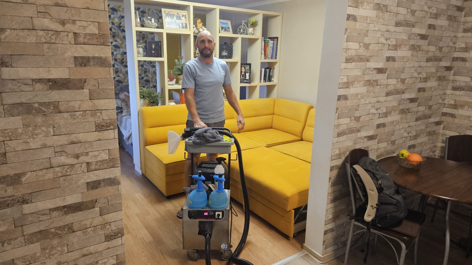 Rezultat final după curățarea profesională a unei canapele colțar în Oradea