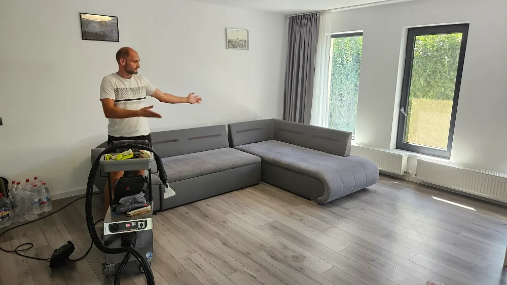 Canapea curățată profesional la domiciliul clientului în Oradea