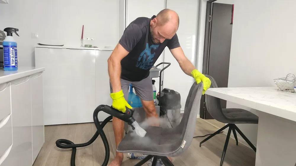Curățarea cu abur a unui scaun tapițat în Oradea