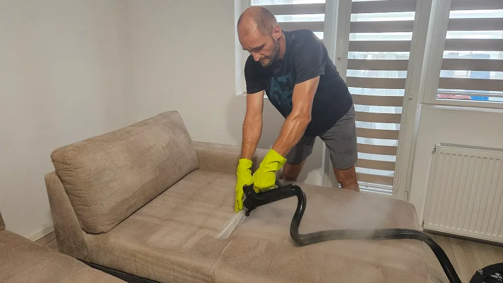 Spălarea unei canapele prin injecție-extracție în Oradea