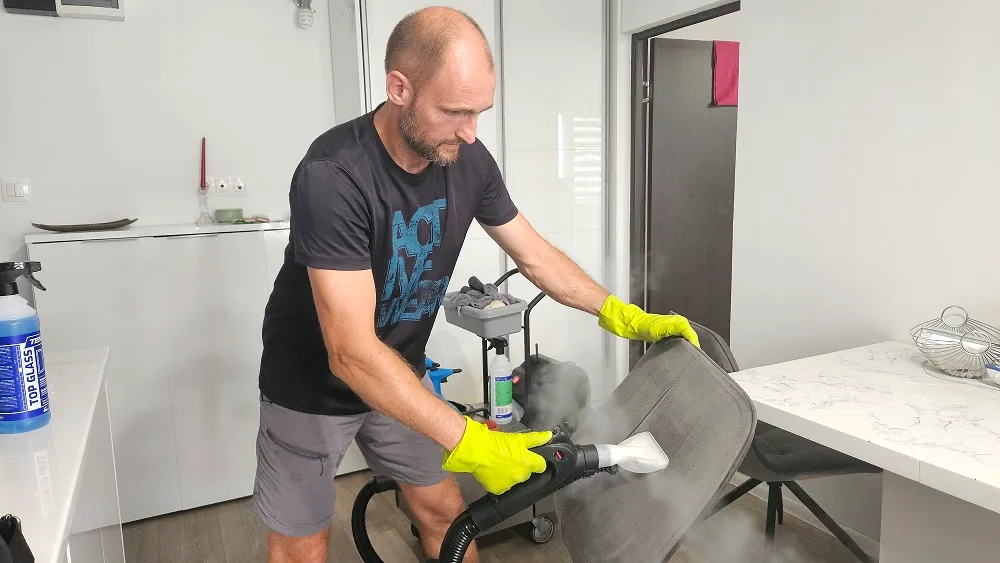 Spălarea unui scaun tapițat prin injecție-extracție în Oradea