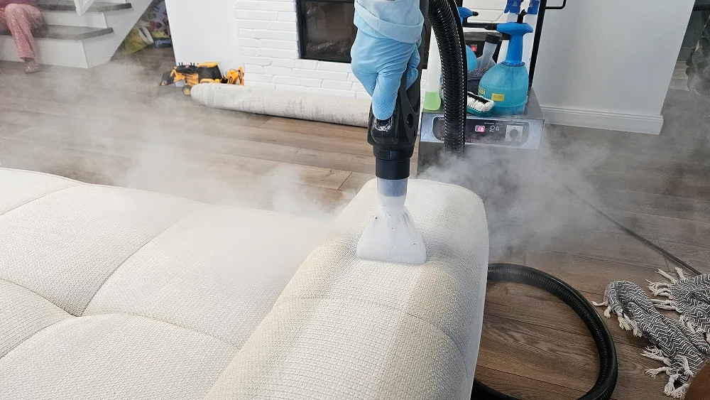 Tratarea petelor de pe canapea cu echipament profesional CleanSpot