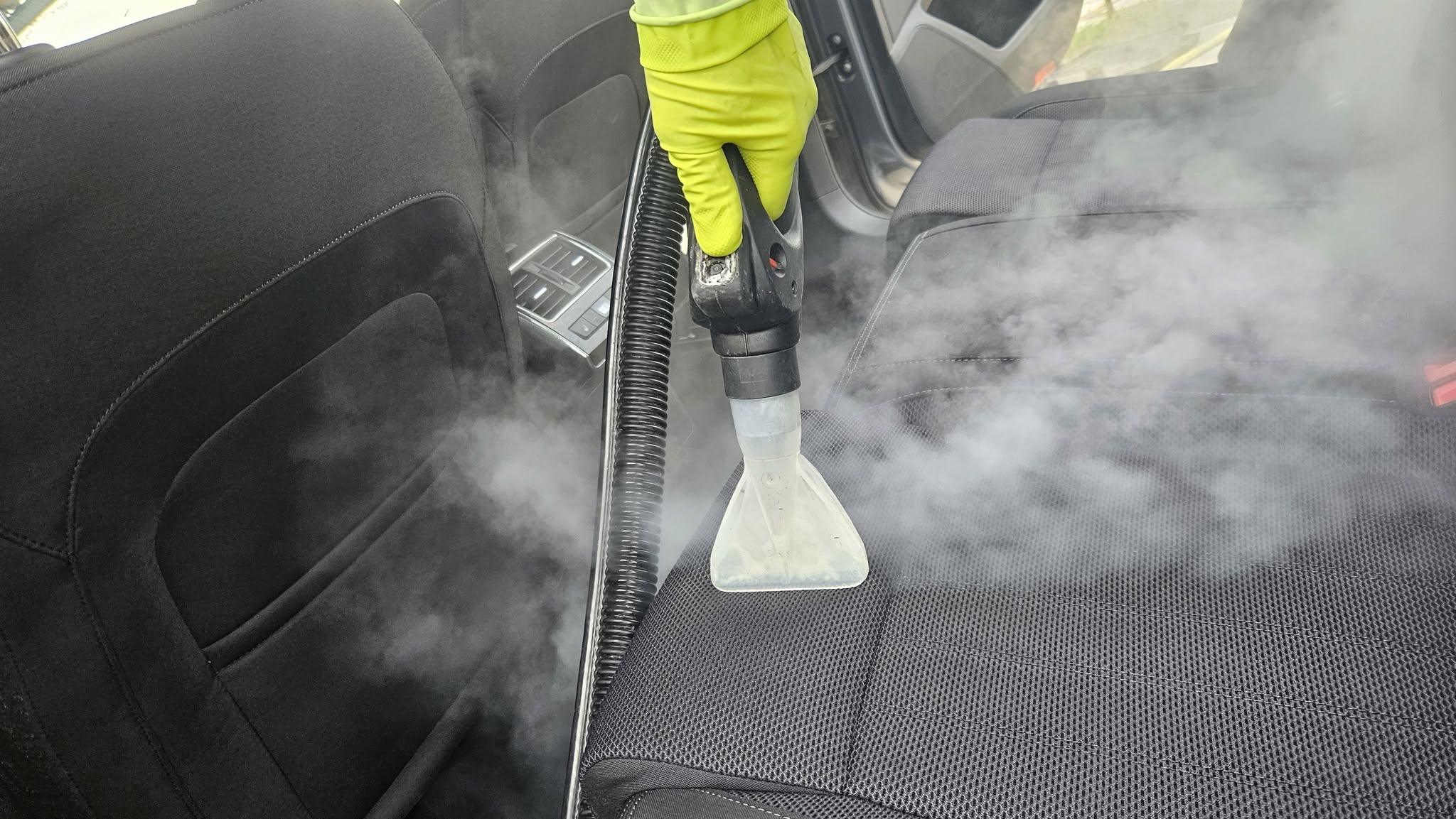 Curățare profesională a unui scaun auto în Oradea