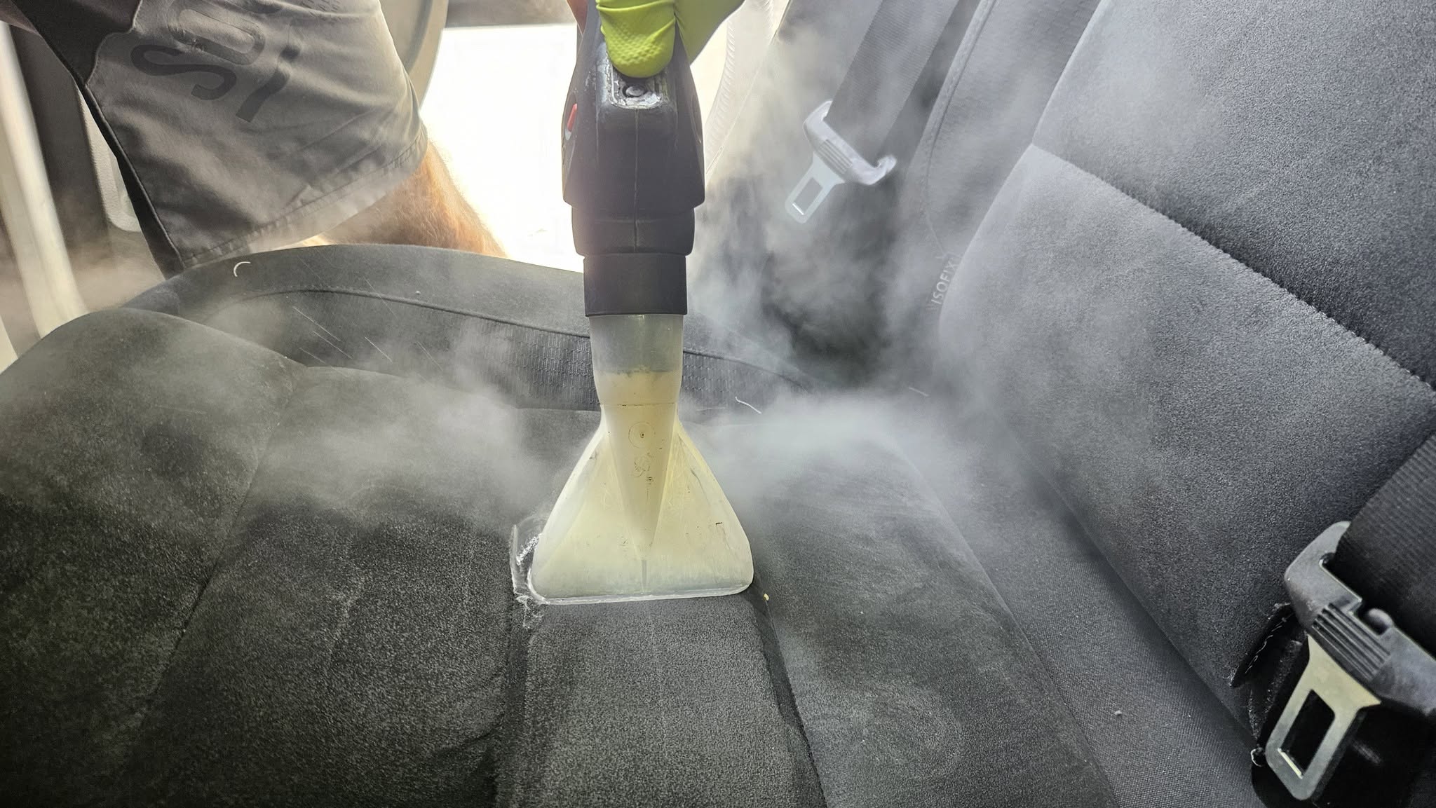 Curățare profesională a scaunelor auto în Oradea