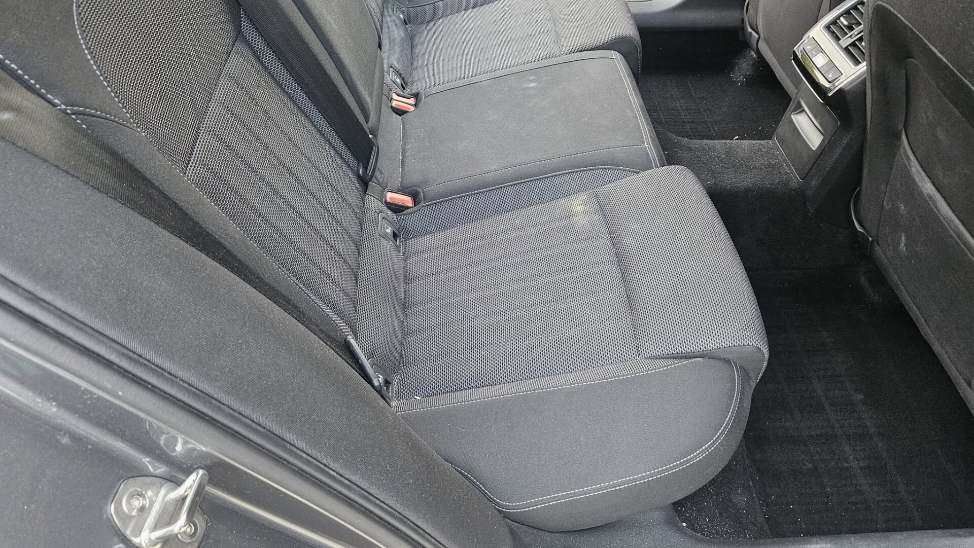 Curățare profesională a interiorului auto în Oradea