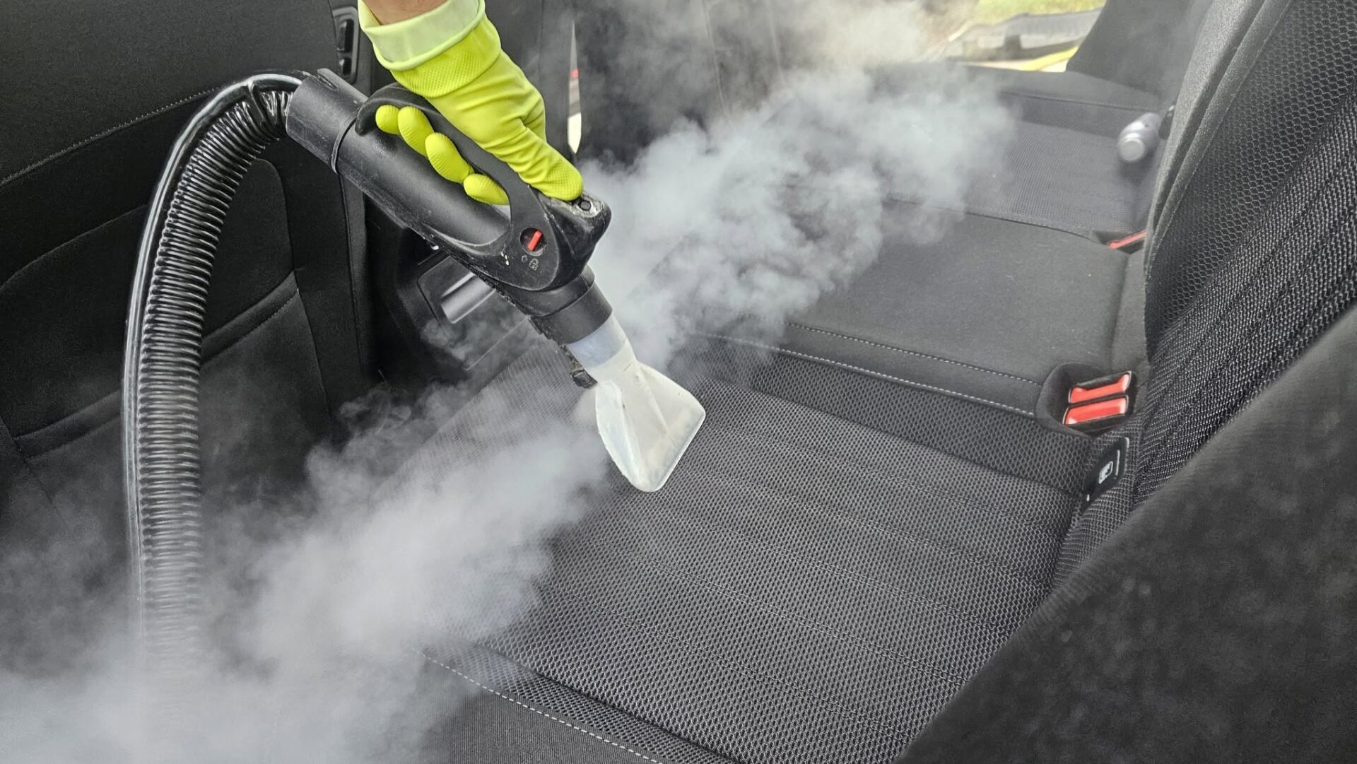 Spălare profesională interior auto la domiciliu în Oradea