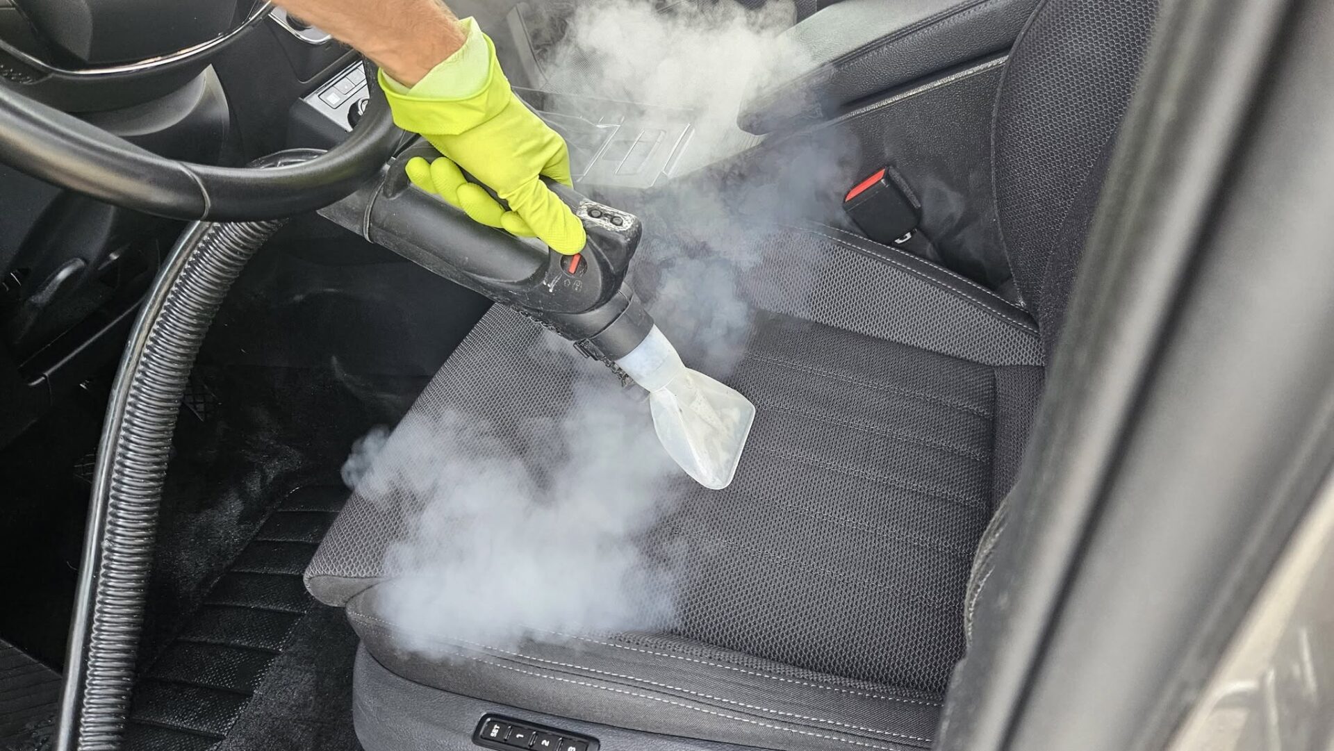 Curățare profesională tapițerie auto la domiciliu în Oradea