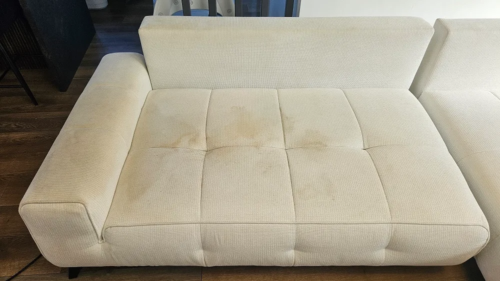 Canapea pătată înainte de curățarea profesională CleanSpot Oradea