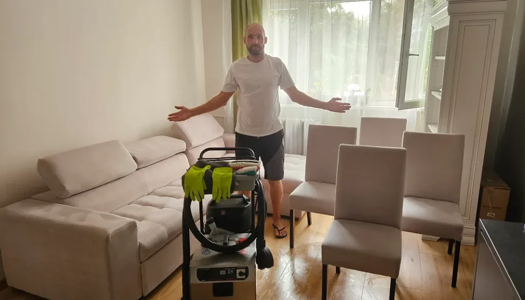 Operator CleanSpot curățând profesional tapițeria unei canapele în Oradea