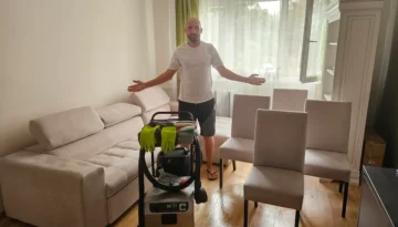 Operator CleanSpot curățând profesional tapițeria unei canapele în Oradea