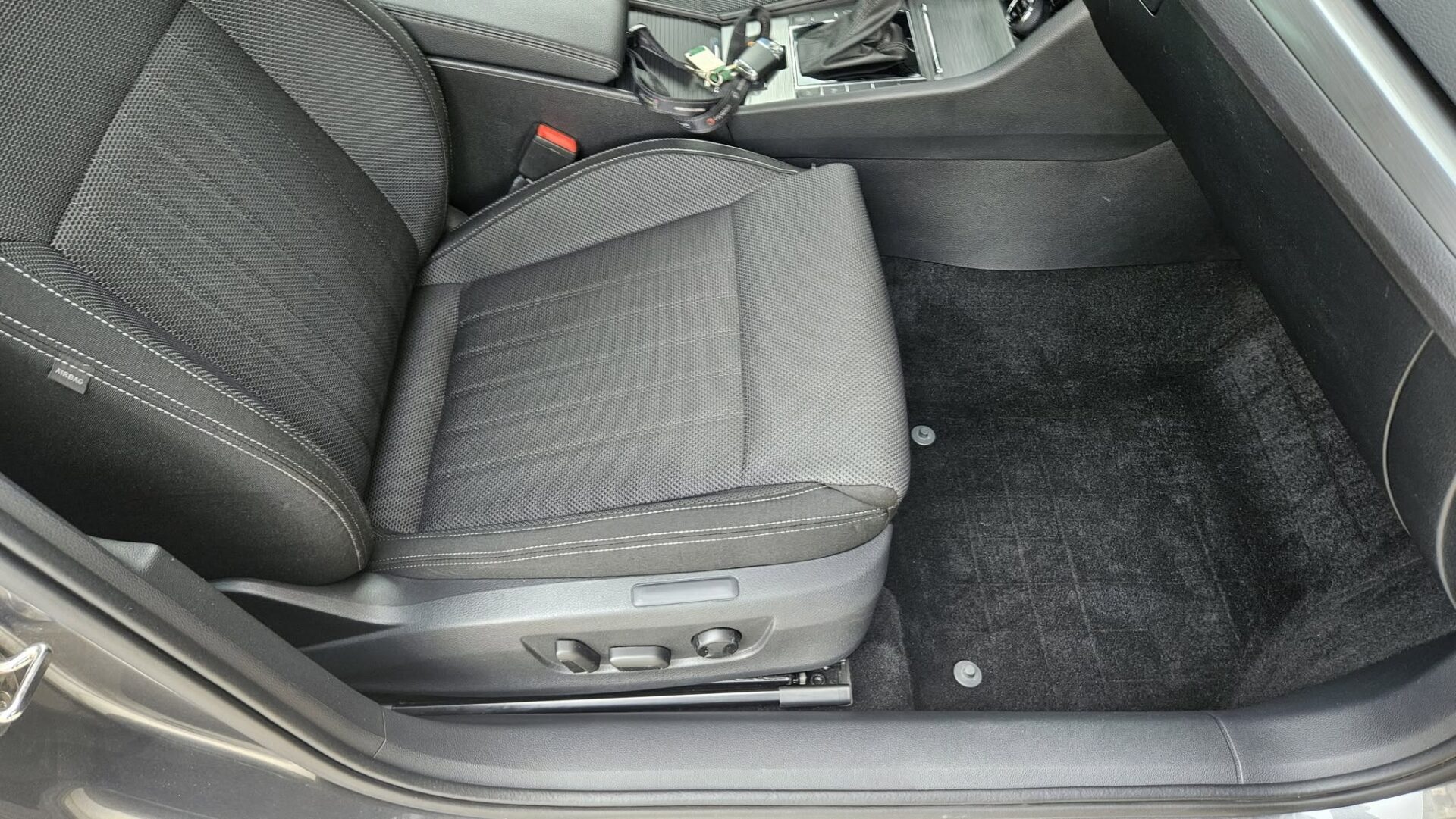 Serviciu profesional de spălare și curățare a scaunelor auto în Oradea. CleanSpot utilizează echipamente dedicate pentru curățarea tapițeriei și a interiorului auto.