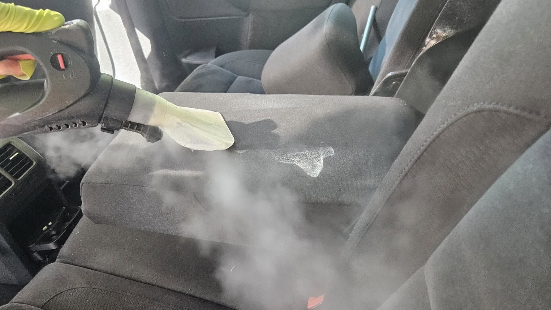 Igienizare și curățare a interiorului auto în Oradea