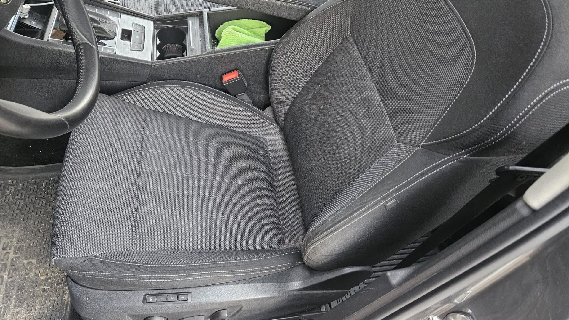 Spălare profesională interior auto la domiciliu în Oradea
