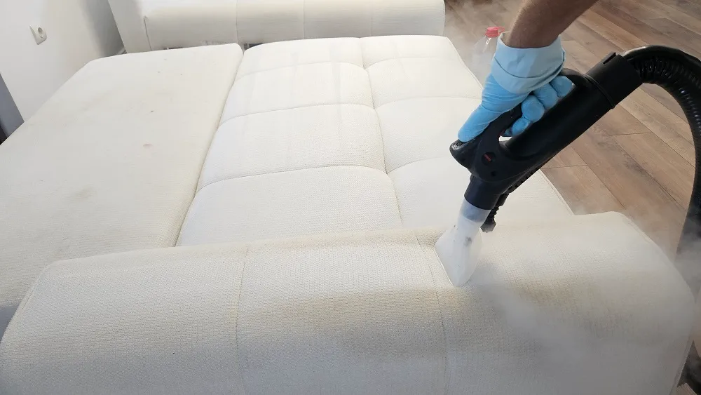 Tratarea petelor de pe canapea cu echipament profesional CleanSpot